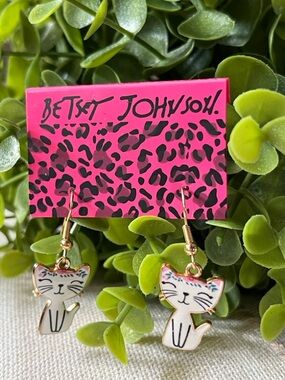 Betsey Johnson White Cat Drop Earrings with Pink Accents 😽🆕😽